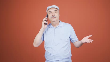Anciano-Enojado-Hablando-Por-Teléfono.